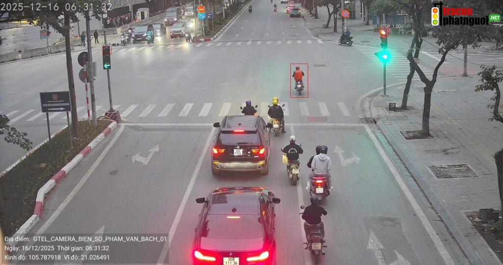 Xe máy vượt đèn đỏ. Ảnh: Cục Cảnh sát giao thông